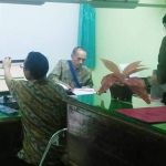 Petugas Kemenag sedang mendata CJH Tuban.