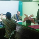 Petugas Kemenag sedang mendata CJH Tuban.