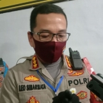 Kapolresta Malang Kota Kombespol Leonardus Simarmata, saat diwawancarai wartawan usai gelar perkara, kemarin (23/06). foto: ist.