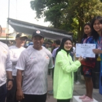 Wali Kota Kediri Vinanda Prameswati saat menyerahkan piagam penghargaan kepada atlet yang meraih juara dalam Finswimming Walikota Cup I. (Ist).
