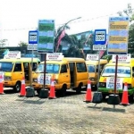 Armada angkot yang menjadi mitra Pemkot belum memenuhi kebutuhan angkutan sekolah gratis. foto: YUDI EP/ BANGSAONLINE