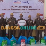 Penyerahan paket tali asih Alfamart-Happily ke veteran di Sidoarjo. Foto: MUSTAIN/BANGSAONLINE