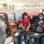 Konsumen mengunjungi salah satu produk di stand pameran UFO Electronics.