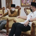 Bupati Kediri Hanindhito Himawan Pramana (kanan) saat melakukan pertemuan dengan Bupati Trenggalek Mochamad Nur Arifin di Pendopo Panjalu Jayati, Kabupaten Kediri. (foto: ist.)