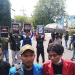 Korlap Aksi Aliansi Mahasiswa Lamongan Melawan saat ditemui beberapa media. (foto: TRIWIYOGA/ BANGSAONLINE)