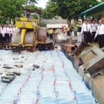 Ratusan botol miras lengkap dengan peralatan produksinya dimusnahkan di halaman Mapolres Tuban, Rabu (3/1).