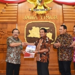 Gubernur Jawa Timur saat menyerahkan SK anggota PAW DPRD Kota Malang Sabtu (8/9) pagi di Gedung Negara Grahadi.