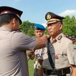 Kapolres Bangkalan Rama Samtama Putra menyematkan tanda pangkat kepada Wakapolres baru Bangkalan, Kompol Deky Hermansyah.