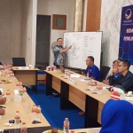 Suasana rapat bedah dapil yang digelar Ketua DPD Partai Nasdem Gresik menyambut pemilu 2024. Foto: SYUHUD/ BANGSAONLINE
