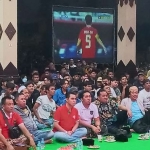 Gus Barra berbaur bersama ribuan warga yang ikut nobar Timmas Indonesia melawan Iraq.