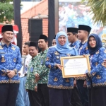 Gubernur Khofifah saat memberi piagam penghargaan di Gedung Negara Grahadi.