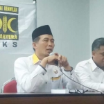 Ketua Umum DPW PKS Jatim Arief Hari Setiawan (berpeci hitam), didampingi Sekum DPW PKS Jatim Irwan Seti?awan, saat memberi keterangan pers, usai pendaftaran partai ke KPU serta training kader perempuan partai, Minggu (15/10).