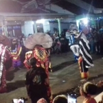 Warga Desa Dringu saat menggelar ritual 10 suro dengan mendatangkan reog.