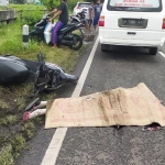 Jenazah korban ditutupi tikar sebelum dievakuasi ke rumah sakit.