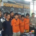 Empat kawanan pelaku pembobol bank saat dirilis di Polres Trenggalek.