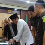 Midhol (berkopiah) saat menjalani sidang putusan. Foto: Ist