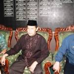 Kepala Kemenag Jatim Mahfudh Shodar saat memberikan keterangan pers. Foto:nur faishal/BANGSAONLINE