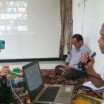 H. Syafiuddin, S.Sos., anggota Komisi V DPR RI saat mengikuti RDP secara virtual dengan BMKG, BPWS, dan Basarnas, di Griaya Abadi Bangkalan, Selasa (5/5).
