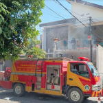 Mobil Damkar yang dikerahkan di lokasi terjadinya ledakan di  sebuah rumah produksi Kue di Perum Bumi Pertiwi Kulon Gresik (foto: Ist)