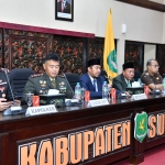 Bupati Sumenep, Achmad Fauzi saat rapat bersama Forkopimda dalam penanganan pascagempa di Pulau Sapudi dan Talango