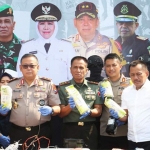 Sekretaris Daerah Provinsi Jawa Timur, Heru Tjahjono ikut menyaksikan pemusnahan 50 kilogram narkotika dan obat berbahaya (narkoba) jenis sabu, yang dilakukan oleh Kapolda Jatim, Irjen Pol Luki Hermawan, beserta jajarannya di halaman Mako Polresta KP3 Tanjung Perak.