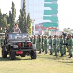 Bupati Jombang Hj. Mundjidah Wahab saat apel gelar pasukan di stadion.