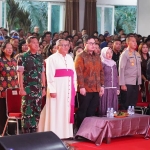 Bupati Kediri Hanindhito Himawan Pramana dan Wakilnya, Dewi Mariya Ulfa bersama Forkopimda saat menghadiri perayaan Paskah. (Ist).