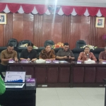 Wakil ketua DPRD Djunaedi Malik (pegang mic) menyampaikan keluhan warga soal lubang jargas. foto: YUDI EP/ BANGSAONLINE