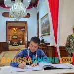 Gubernur Khofifah saat menerima Duta Besar China untuk Indonesia, Lu Kang, di Gedung Negara Grahadi, Surabaya. Foto: DEVI FITRI AFRIYANTI/BANGSAONLINE