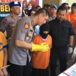 Kapolres Jember AKBP Alfian Nurrizal saat meminta keterangan tersangka Busani yang juga istri korban, saat rilis di Mapolres Jember, Kamis (7/11/2019).