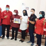 Wakil Sekjend DPP PDI Perjuangan, Sada Restu didampingi Wali Kota Surabaya Tri Rismaharini dan jajaran pengurus saat rilis hasil hitung cepat perolehan suara Pilkada Gresik. foto: SYUHUD/ BANGSAONLINE