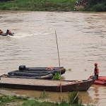 Tim SAR gabungan saat melakukan pencarian korban perahu terbalik di Sungai Bengawan Solo, Desa Ngadirejo, Kecamatan Rengel, Kabupaten Tuban.