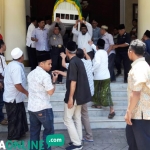 Jenazah almarhum H. Abdul Hamid dibawa ke masjid jami