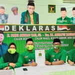 Ketua PPP Gresik Achmad Nadhir dan Gus Yani menunjukkan rekom dari DPP. foto: SYUHUD/ BANGSAONLINE