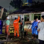 Petugas dari BPBD Pamekasan saat mendatangi lokasi terdampak hujan angin.