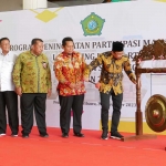 Bupati Muhdlor memukul gong simbolis meluncurkan program Lomba Jimpitan RT, Kamis (30/11/2023). Foto: ist.