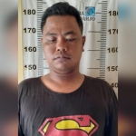 Tersangka Eko Prasetyo diamankan di Mapolresta Sidoarjo.