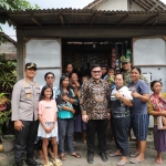Kapolres Kediri AKBP Bramastyo Priaji dan Bupati Kediri Hanindhito Himawan Pramana, bersama warga. (Ist).