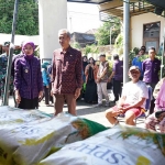 Wali Kota Kediri, Vinanda Prameswati, saat meninjau stan Bulog. Foto: Ist