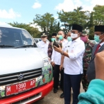 Bupati Pamekasan saat melepas pendistribusian Mobil Sehat ke 178 desa di seluruh Kabupaten Pamekasan.