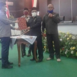 Bupati dan Wakil Bupati Pamekasan bersama Pimpinan DPRD Kabupaten Pamekasan saat menandatangani nota kesepakatan. (foto: ist).