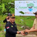 Waka ADM Perhutani KPH Kediri, Beny Mukti (kaos hitam), saat menyerahkan bibit secara simbolis kepada Ketua Umum Perkawis, Tofan Ardi. Foto: Ist