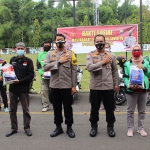 Polres Madiun menggelar bakti sosial dengan membagikan 80 paket sembako kepada para ojek online (ojol), sopir travel, dan sopir bus di Mapolres Madiun, Kamis (22/7/2021). (foto: ist)