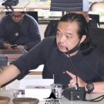 Yusuf Irawan, warga RW 06 Kelurahan Sisir saat menyampaikan aspirasinya tentang pembangunan Museum HAM ke Komisi C.