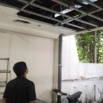 Dani Yulianto, salah satu pekerja bagian perlengkapan saat menunjukan atap rumah dinas Wali Kota Malang yang ambrol. foto: IWAN I/ BANGSAONLINE