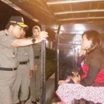 Kepala Dispol PP Gresik Ahmad Nuruddin saat menginterogasi salah satu pramusaji. foto: SYUHUD/ BANGSAONLINE