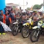 Dandim 0826 Pamekasan Letkol Inf M Efendi saat melepas para crosser peserta Aventure Trail 2019 Pamekasan.