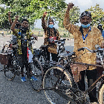 Agus Timbul (depan kiri) bersama anggota Kosti Kediri saat ngonthel bareng Memakai batik dalam rangka memperingati Hari Batik Nasional di Kawasan Simpang Lima Gumul Kediri. Foto: MUJI HARJITA/ BANGSAONLINE.com