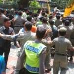 Puluhan mahasiswa PMII saat bentrok dengan Polisi dan Satpol PP. (Haris/BANGSAONLINE.com)