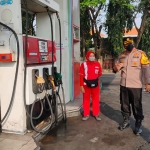 Kapolres Mojokerto, AKBP Apip Ginanjar, saat menggelar sidak pada salah satu SPBU di wilayahnya.
